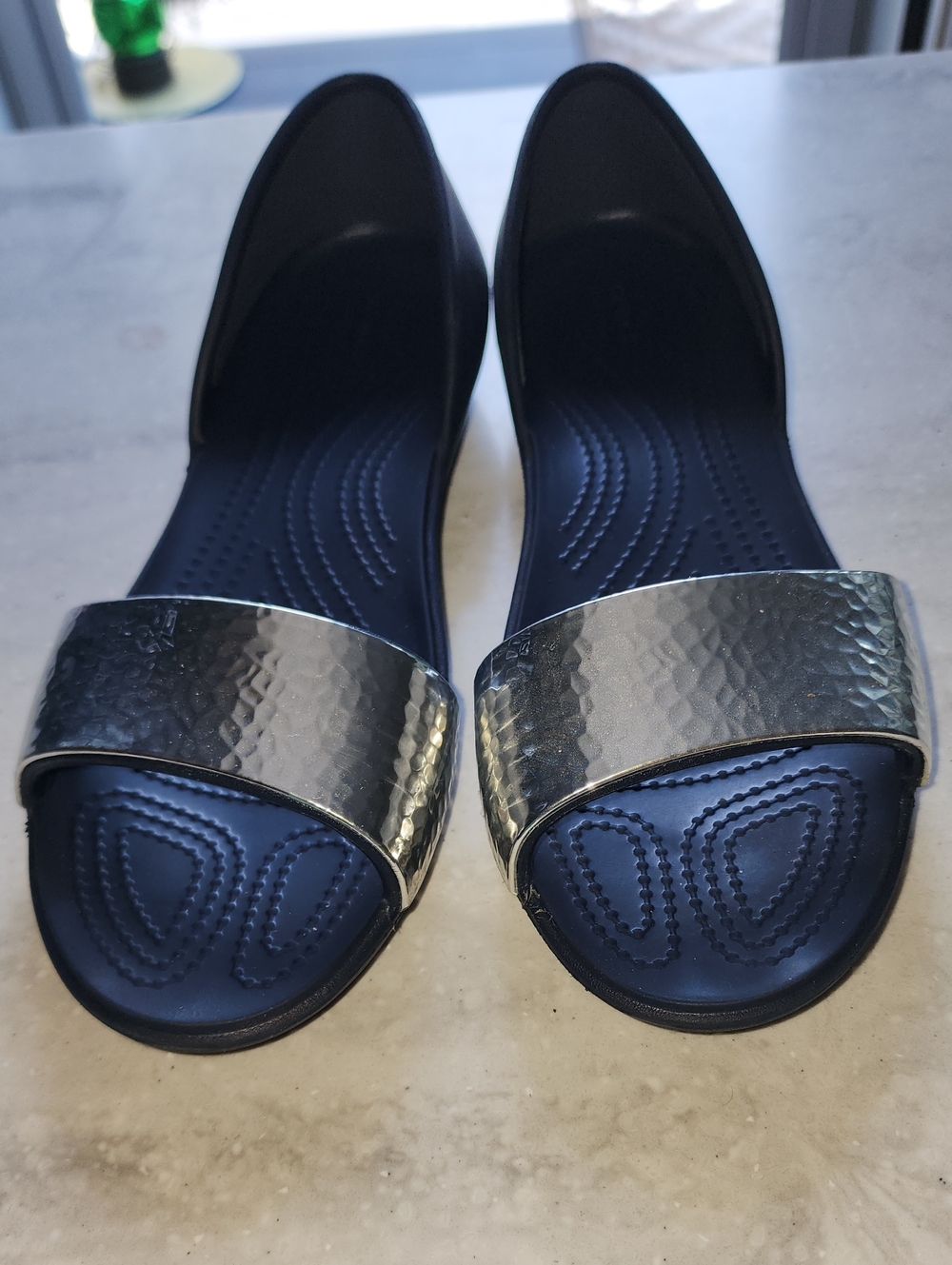 CROCS Size 9 Navy Slide Sandals with Silver Hammered Strap